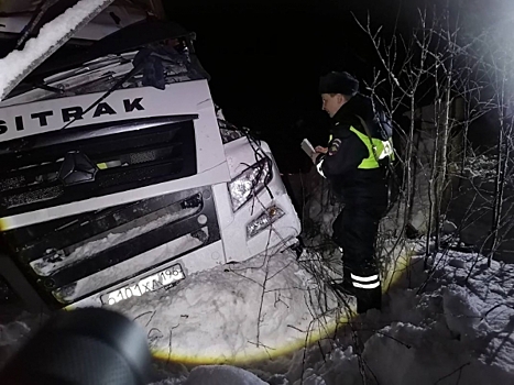 На свердловской трассе в аварии с грузовиками 24-летняя пассажирка вылетела через лобовое стекло