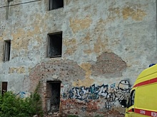 «Три года добиваемся сноса»: в Ленинском районе на подростка обрушилась стена ветхого дома