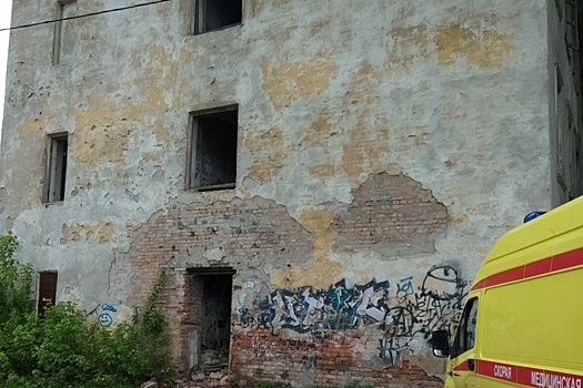 «Три года добиваемся сноса»: в Ленинском районе на подростка обрушилась стена ветхого дома