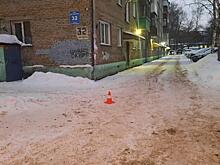 Двухлетнего ребенка на санках раздавил внедорожник во дворе Новосибирска