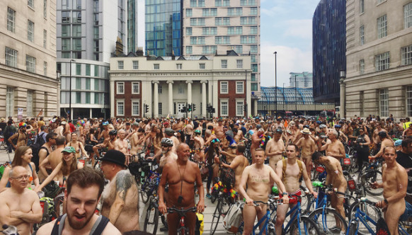 Люди катаются голыми по городу