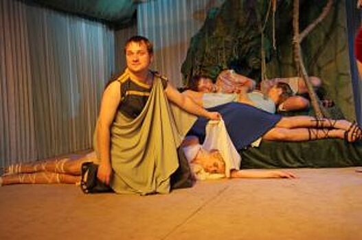 Омичи окунулись в прошлое. Ретросалон в Лицейском театре закрыли Шекспиром