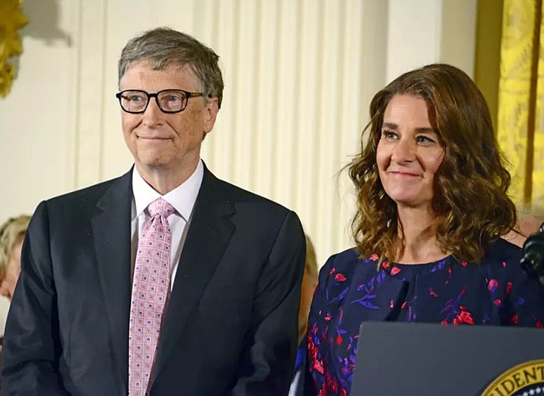 Билл Гейтс познакомился с Мелиндой Френч (впоследствии Гейтс) в 1987 году на пресс-конференции компании Microsoft, и с тех пор они не расставались. Поженились влюбленные через семь лет и сейчас воспитывают троих детей Дженнифер, Фиби и Рори. 