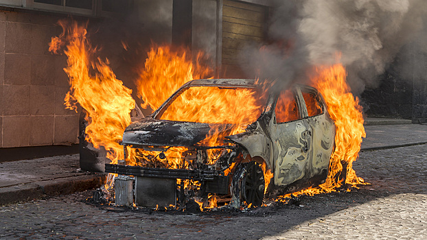 Эксперты рассказали о причинах возгорания старых иномарок