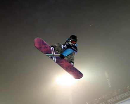 Сноубордист проехал по улицам Ачинска за автомобилем с кальяном в руке