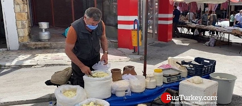 Оставшиеся без работы гиды торгуют в Турции на рынке