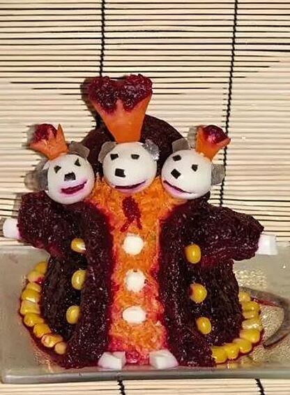 Венчать серию салатов должен этот шедевр под названием «Мышиный король». Страшно представить, сколько бессмысленных усилий в него вложено.  