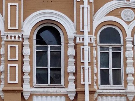 Жители опасаются выпадения стекла из заброшенного «Дома художника»