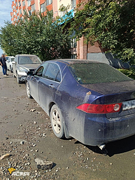 Мощный прорыв трубы разнес асфальт в Новосибирске