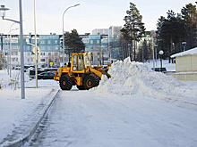 На улицы Ноябрьска бороться со снегом вышел бывший подрядчик