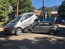 В Ейске в ДТП "кореец" запрыгнул на "Шевроле"