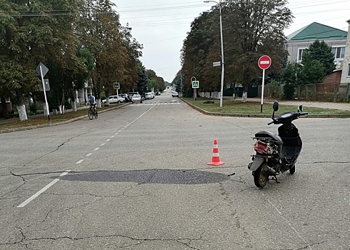 Скутер и легковой автомобиль столкнулись в центре Выселок
