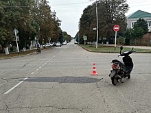 Скутер и легковой автомобиль столкнулись в центре Выселок