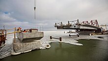 Строители начали сооружать морские пролеты моста в Крым