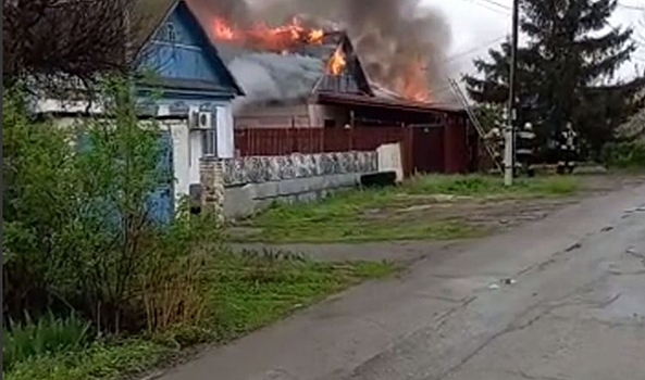 Под Волгоградом сотрудники ППС спасли человека из горящего дома