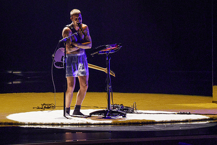 Джастин Бибер во время выступления на церемонии «Грэмми» 