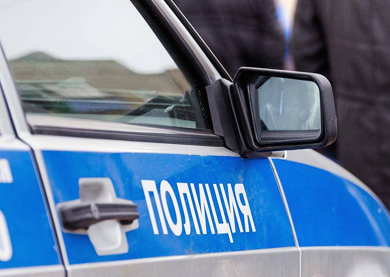 Полуголую девушку и юношу с ремнем на шее нашли в российском городе после застолья