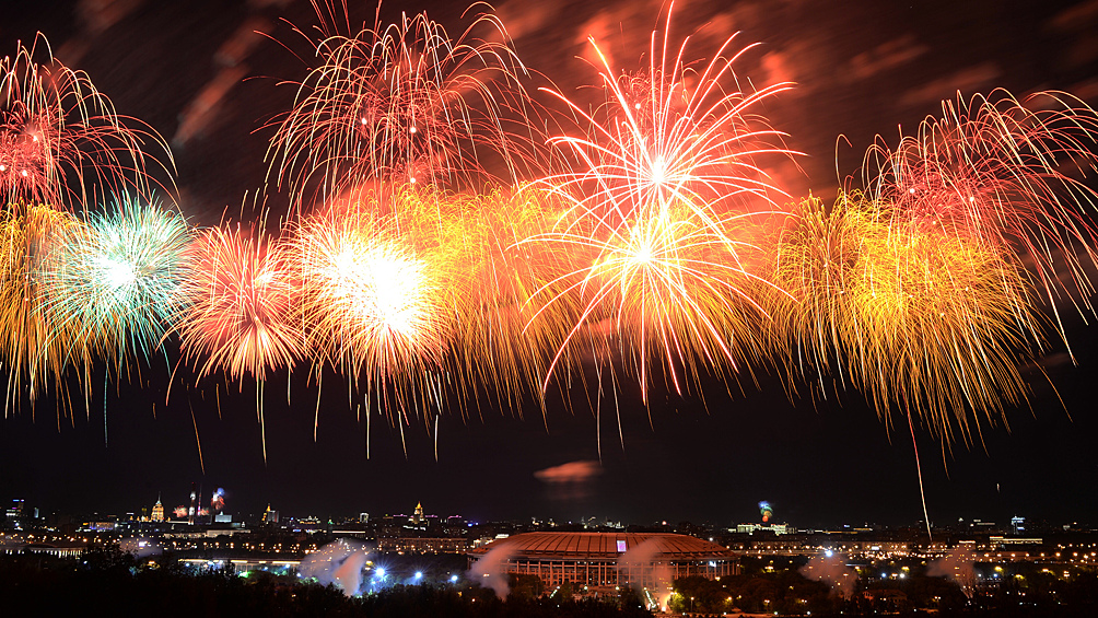 В Москве в День Победы в 22.00 мск запустили 10 тыс. фейерверков. В течение 10 минут из 72 салютных установок и 18 артиллерийских орудий было произведено 30 залпов