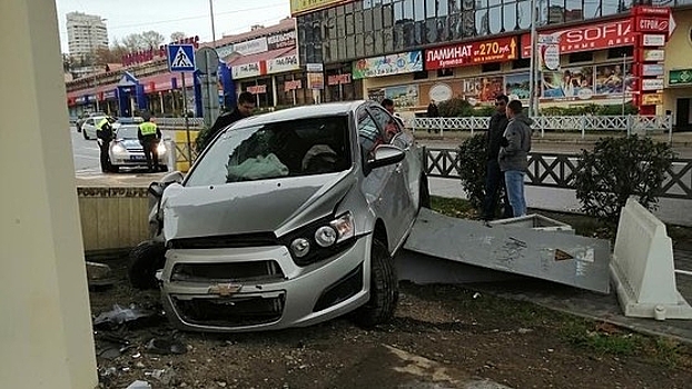В Сочи Chevrolet протаранил опору моста (видео)