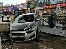 В Сочи Chevrolet протаранил опору моста (видео)