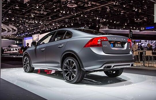 В сети появились первые фото Volvo S60 без камуфляжа