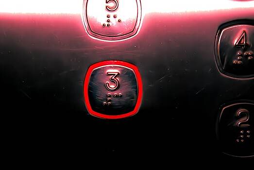 Эстетическое состояние вернули кабине лифта в доме по Таможенному проезду