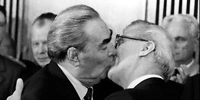 Третьяк: Брежнев меня расцеловал – до сих пор не моюсь. Он любил целоваться взасос