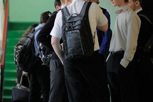 В пермской школе ученик на коленях умолял выпустить его в туалет