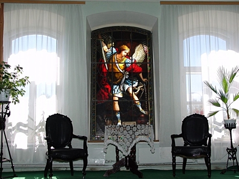 Историю известнейшего в Забайкалье витража рассказали в Нерчинском краеведческом музее