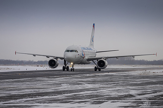 В аэропорту Толмачево задерживается прибытие девяти рейсов из-за снегопада