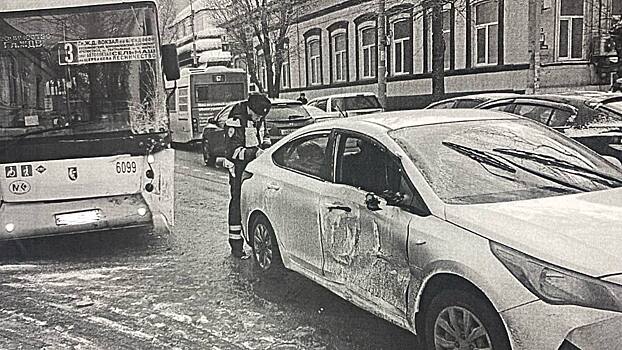 Около 40 пассажиров: в Ростове автобус № 3 попал в ДТП
