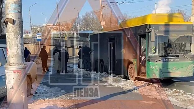«Переехало ногу»: в Пензе пассажирка попала под автобус