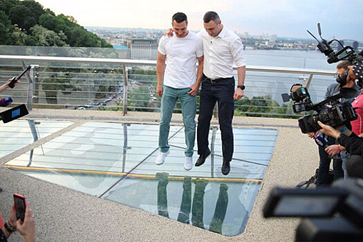 На "мосту Кличко" снова треснула стеклянная панель