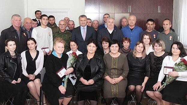 Президент Южной Осетии наградил сотрудников завода хлебобулочных изделий