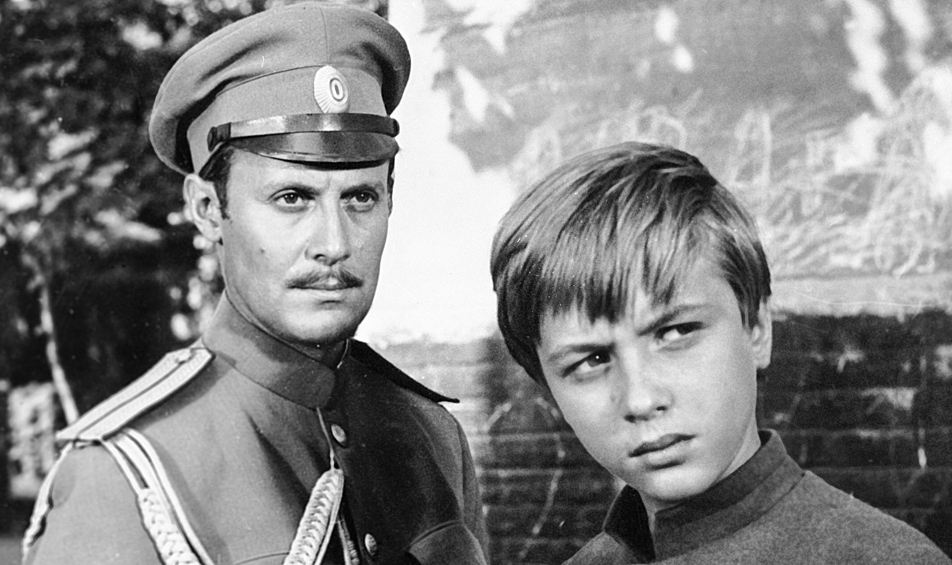 Актер Юрий Соломин в роли Кольцова и московский школьник Саша Милокостный в роли Юры в телевизионном художественном фильме Евгения Ташкова "Адъютант его превосходительства", 1969 год