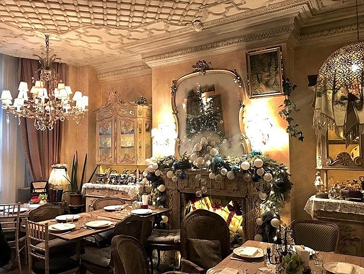 Ресторан русской кухни Mari Vanna в Лондоне любят не только заезжие русские. Он в почете и у англичан. Вот так выглядит основной зал для гостей.