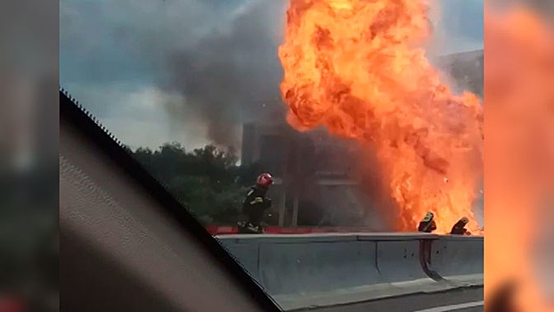 Взрыв легковушки на МКАД попал на видео