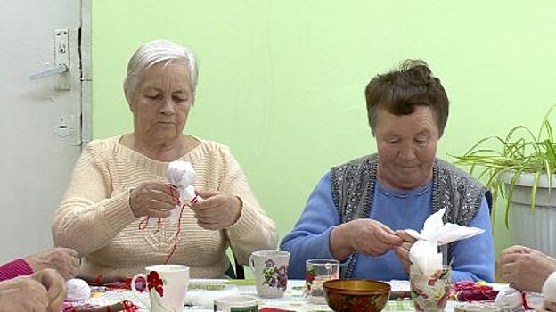 В Пензе ветеранов научили делать кукол-берегинь