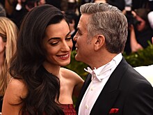 Шелк и декольте: Амаль Клуни в соблазнительном наряде на свидании с Джорджем