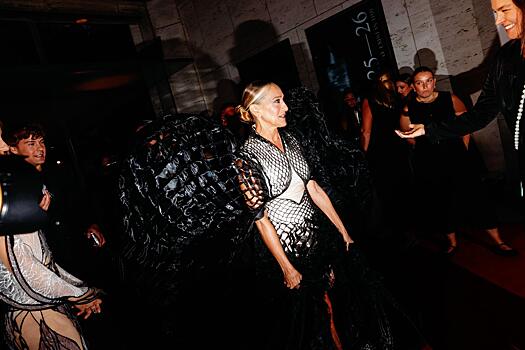 Сара Джессика Паркер появилась на публике в необычном платье-чешуе — мнения поклонников разделились