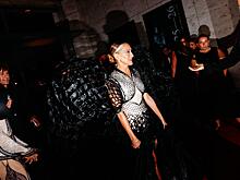 Сара Джессика Паркер появилась на публике в необычном платье-чешуе — мнения поклонников разделились