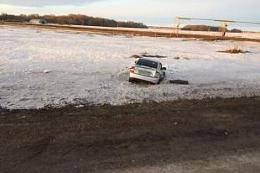 В Безенчукском районе «Лады» на большой скорости перевернулась в кювет