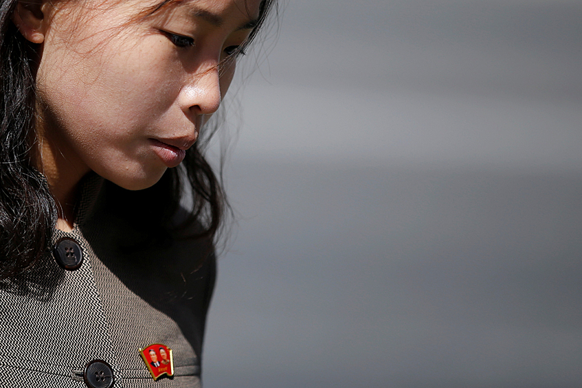 Девушка на улице в центре Пхеньяна