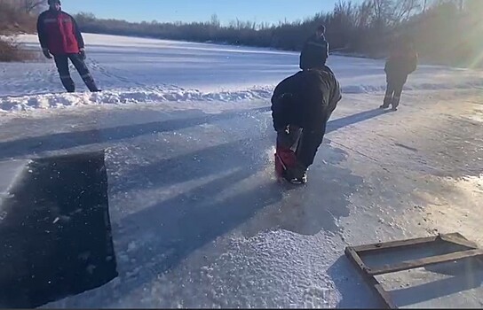 В Оренбурге начали заготавливать лед для новогоднего городка