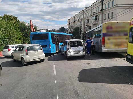 «Два автобуса сразу и четыре машины». Массовое ДТП произошло в центре Владивостока