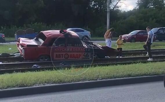 В Курске автомобиль ВАЗ вылетел на трамвайные пути