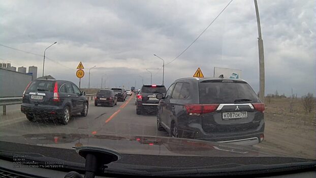 «Автохам-обочечник» нагло подрезал поток на Вольском тракте в Саратове