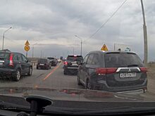 «Автохам-обочечник» нагло подрезал поток на Вольском тракте в Саратове