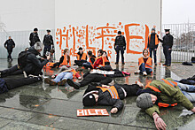 Экоактивисты разрисовали оранжевой краской фасад канцелярии канцлера в Берлине