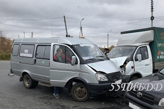 Семь человек пострадали в результате ДТП с участием маршрутки в Омске